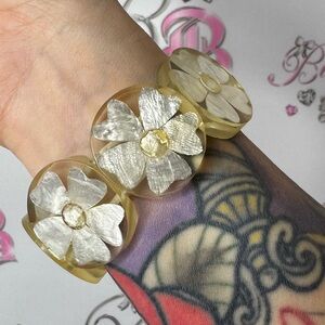 Bracelet pearl flowers inclusion stretchy beaded clear one size fits all pearls